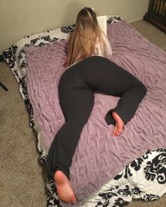 Milf habillé allongée sur son lit avec un gros cul