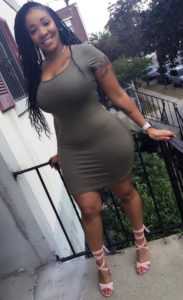 Femme noire en tenu sexy