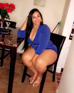 Grosse avec robe bleu très chaude