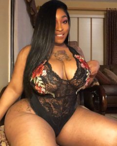 Mature ronde black tatouée