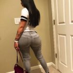 Jeune femme black en jean avec cul sublime