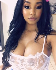 BBw africaine avec gros seins et nuisette en dentelle