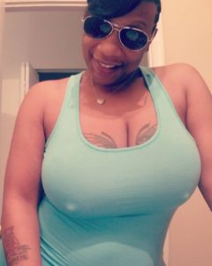 Cougar black avec gros seins