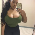 Selfie coquine avec gros seins