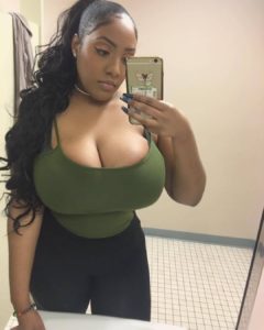 Selfie coquine avec gros seins