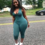 Coquine noire en robe vert bouteille