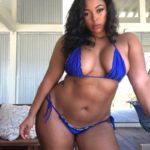 Belle jeune femme black en maillot de bain bleu