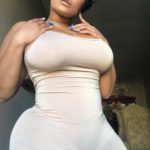 Jolie black en robe blanche