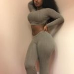 Photo de femme black sexy en jogging