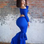 Belle femme noire avec grosses fesses en tenue élégante bleu