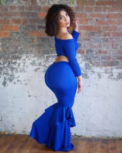 Belle femme noire avec grosses fesses en tenue élégante bleu