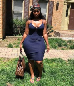 Jeune femme black avec belle robe