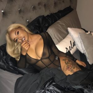 Chaudasse noire en robe noire transparente