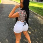 Jeune femme noire en short