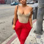 Belle femme ronde noire avec pantalon rouge
