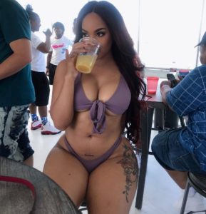 Ronde black facile en maillot de bain