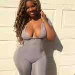 Belle black en tenue grise et cheveux frisé