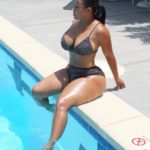 Belle femme noire en maillot et bord de psicine
