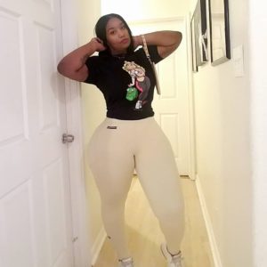 Ronde en pantalon blanc