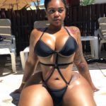 Femme forte africaine en maillot de bain noir