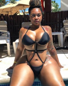 Femme forte africaine en maillot de bain noir