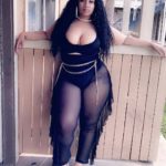 Grosse ronde en tenue noire