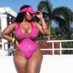 Femme black de style en maillot de bain rose