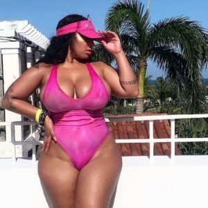 Femme black de style en maillot de bain rose