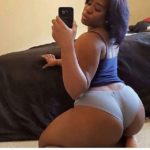 Grosse black se prends en selfie