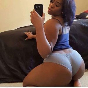 Grosse black se prends en selfie