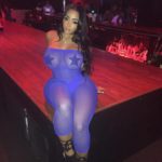 Jolie black sexy en tenue bleu