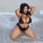 magnifique black ronde en maillot de bain en pleine mer