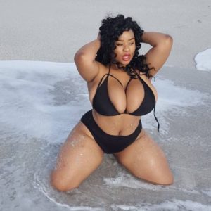 magnifique black ronde en maillot de bain en pleine mer