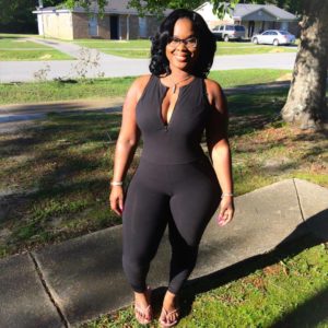 Black mature sexy en robe moulante noire