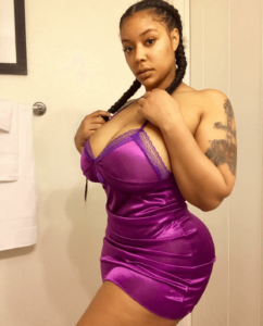 Chaude métisse aux gros seins