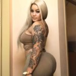 jeune black blonde tatoué&e avec un grosse fesses