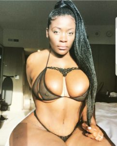 Photo de femme black sexy dans chambre d'hôtel
