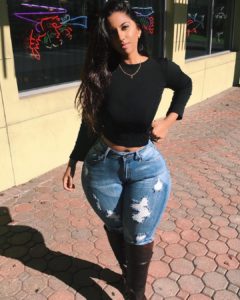 Belle noire en jean et haut noir sexy