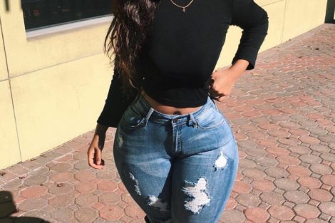 Belle noire en jean et haut noir sexy