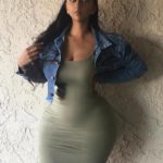 Belle métisse noire en robe longue