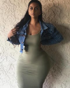 Belle métisse noire en robe longue