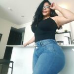 Belle femme noire en jean et haut noir sexy