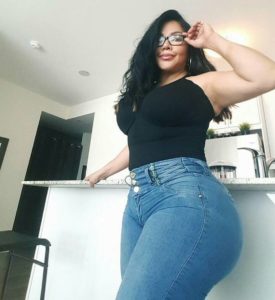 Belle femme noire en jean et haut noir sexy