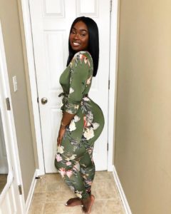 Jolie jeune femme black en robe verte