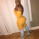 Femme black de 45 ans en robe jaune