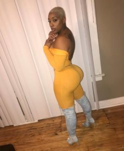 Femme black de 45 ans en robe jaune