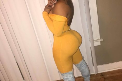 Femme black de 45 ans en robe jaune
