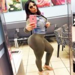 Selfie sexy de ronde black au gros cul