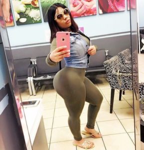 Selfie sexy de ronde black au gros cul