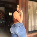 Jeune femme africaine sexy en jean